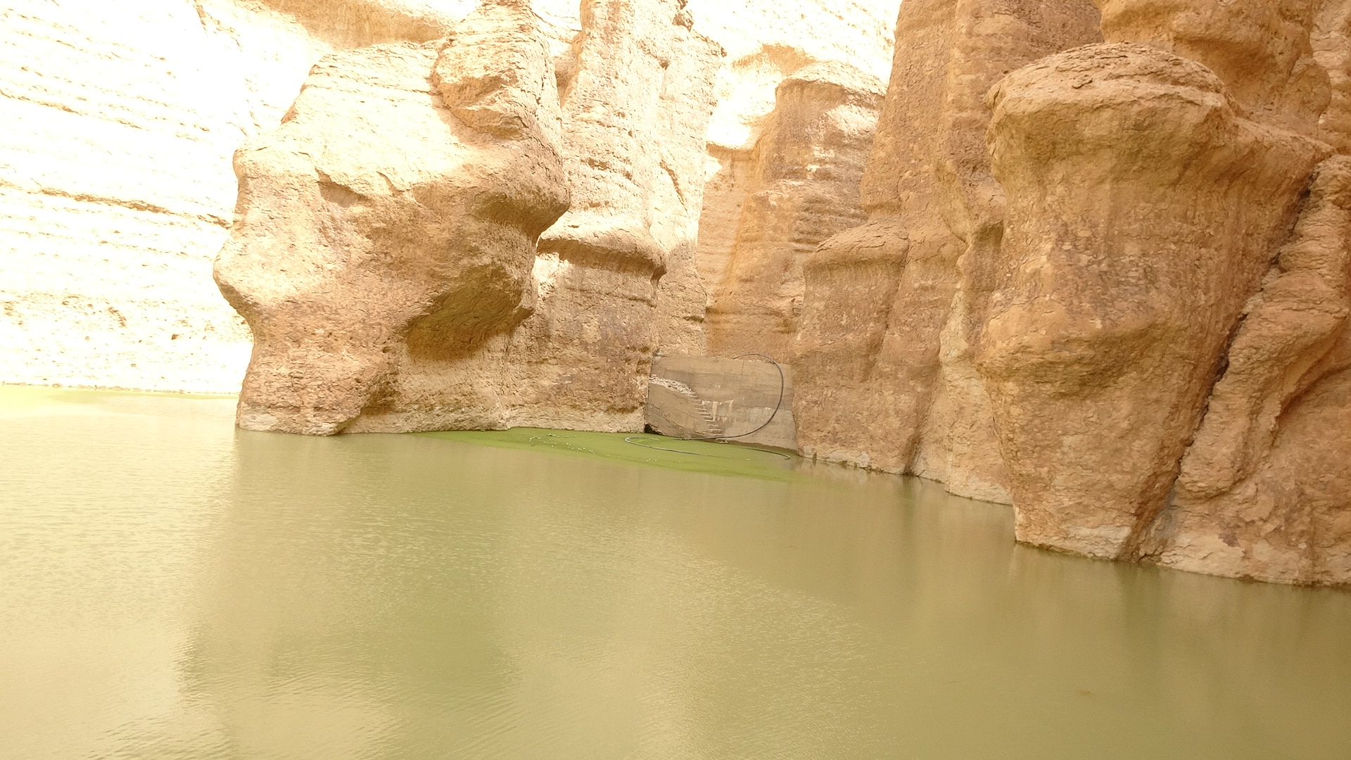 السد يمد الاهالي  بكميات مناسبة من المياه.JPG