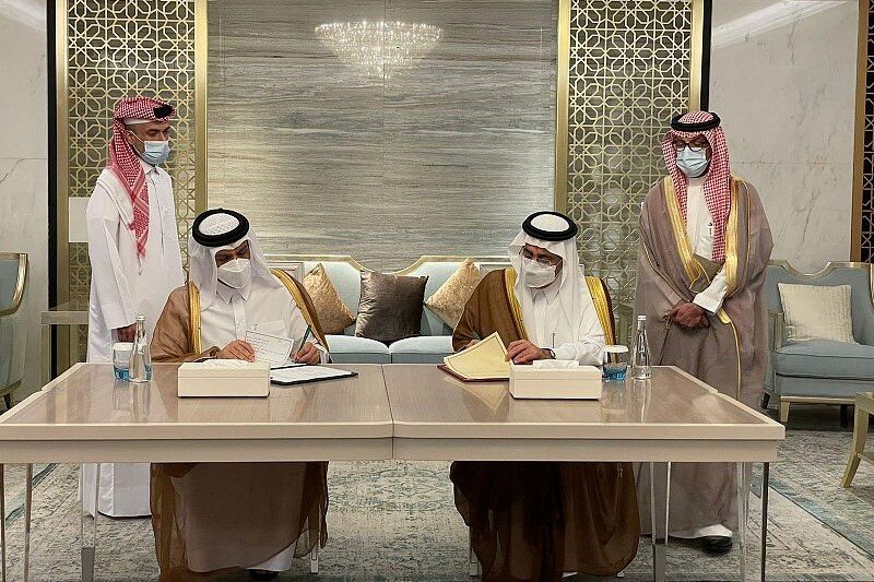 مساعد العيبان ومحمد بن عبدالرحمن أثناء توقيع اتفاقية إنشاء المجلس (واس)