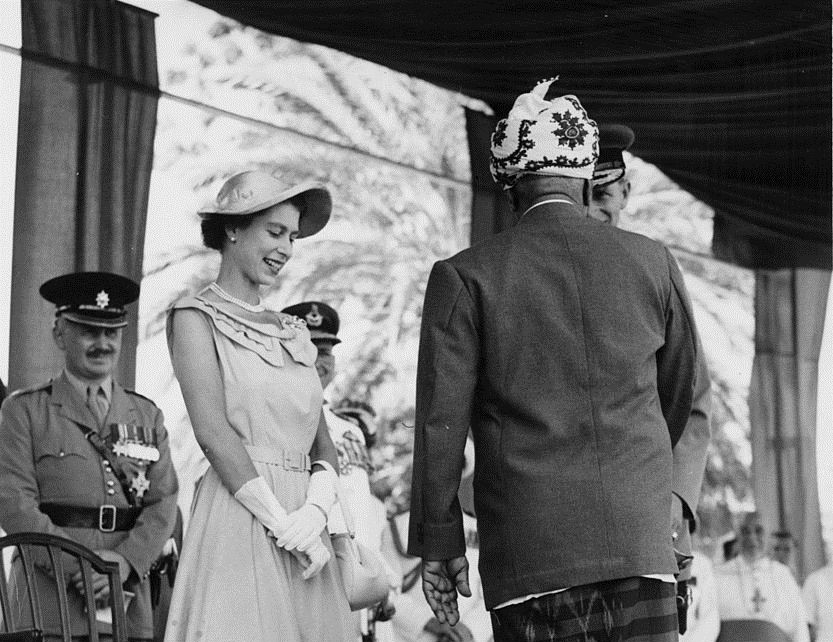 الملكة إليزابيث أثناء لقاء مع أحد أعيان مدينة عدن خلال الزيارة (غيتي)