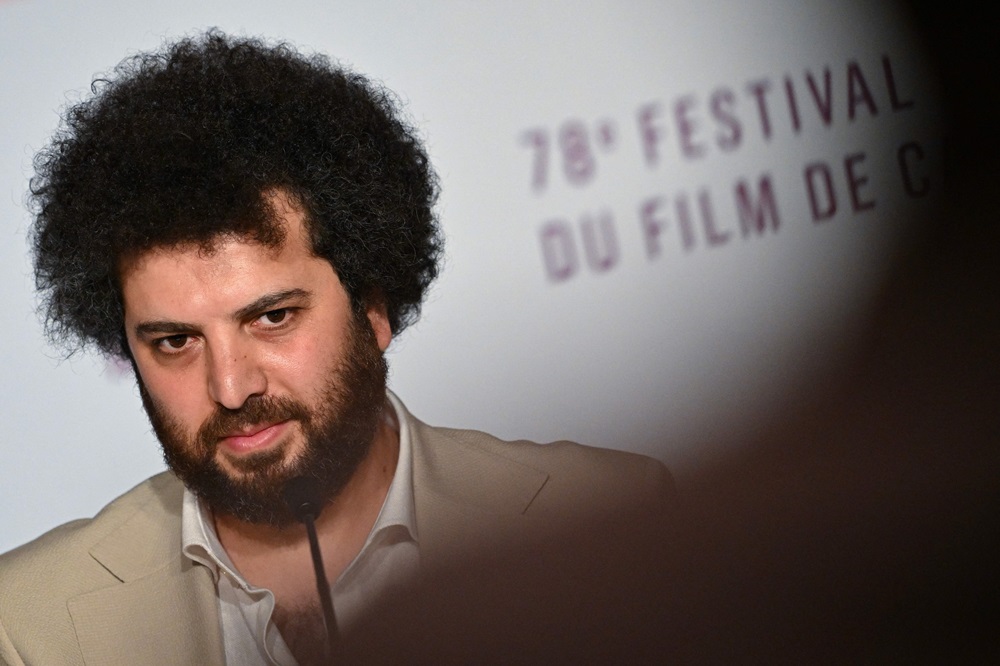المخرج الإيراني سعيد روستايي يرد على منتقدي تصويره بإذن السلطات