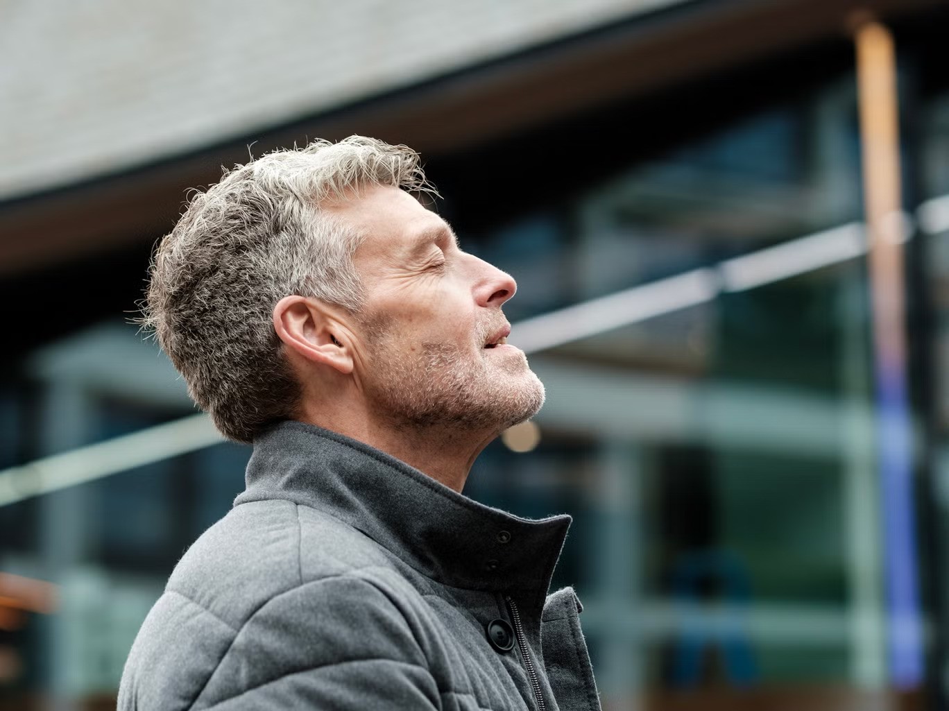 دراسة تكشف علاقة مفاجئة بين ظهور الشيب وخطر الإصابة بالسرطان