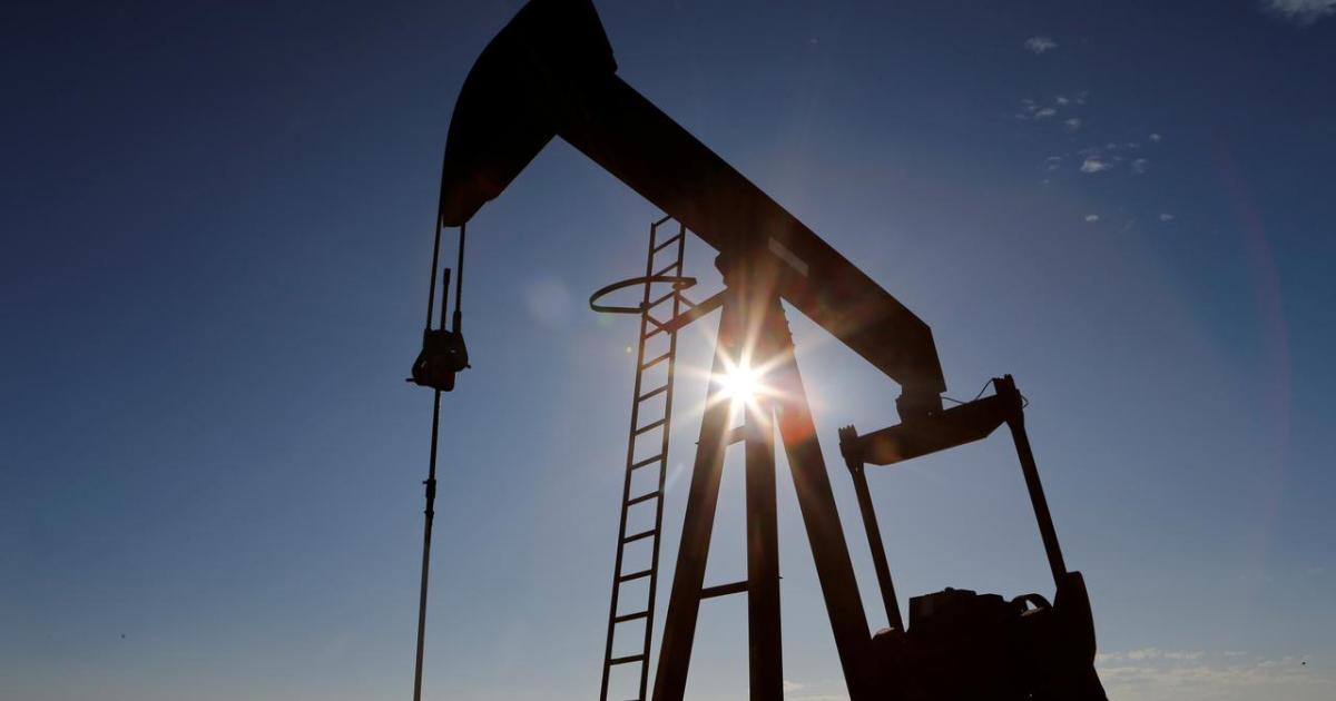 النفط يعاود الصعود والعراق يرفع التزامه بخفض الإنتاج لـ106 في المئة