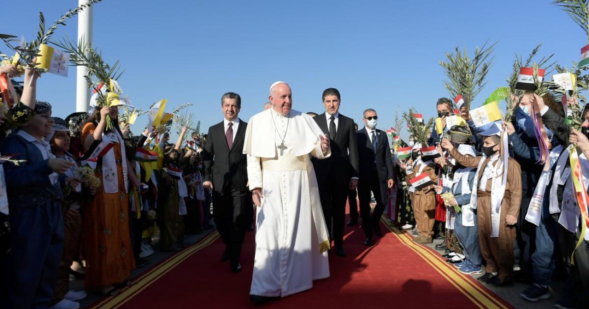 البابا فرنسيس يصلي لضحايا داعش من بين أطلال الموصل