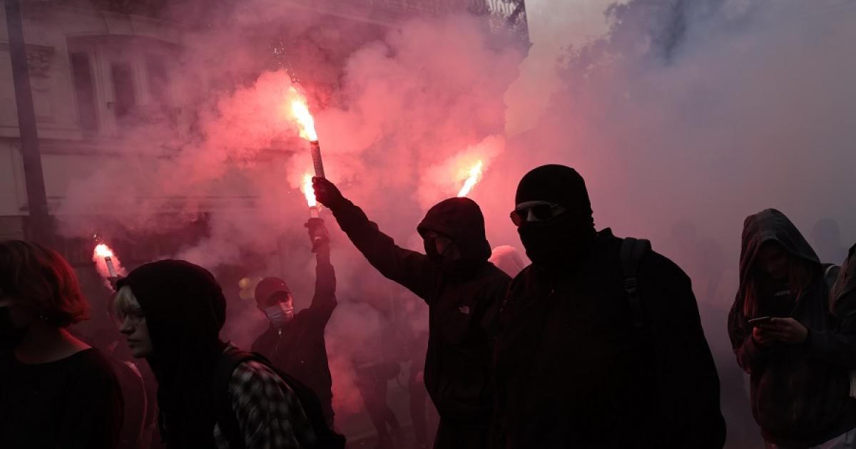 Affrontements entre policiers et manifestants réclamant des salaires plus élevés en France