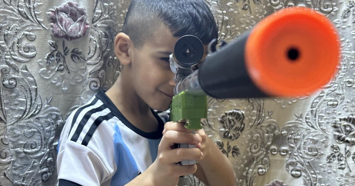 أطفال العراق يعيدون بمسدساتهم والضحية أعينهم وأفكارهم