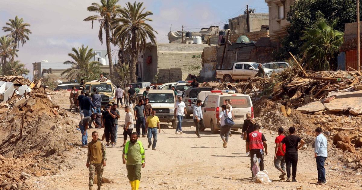 الليبيون ينحون انقساماتهم جانبا ويتعاونون لإغاثة درنة بعد الكارثة