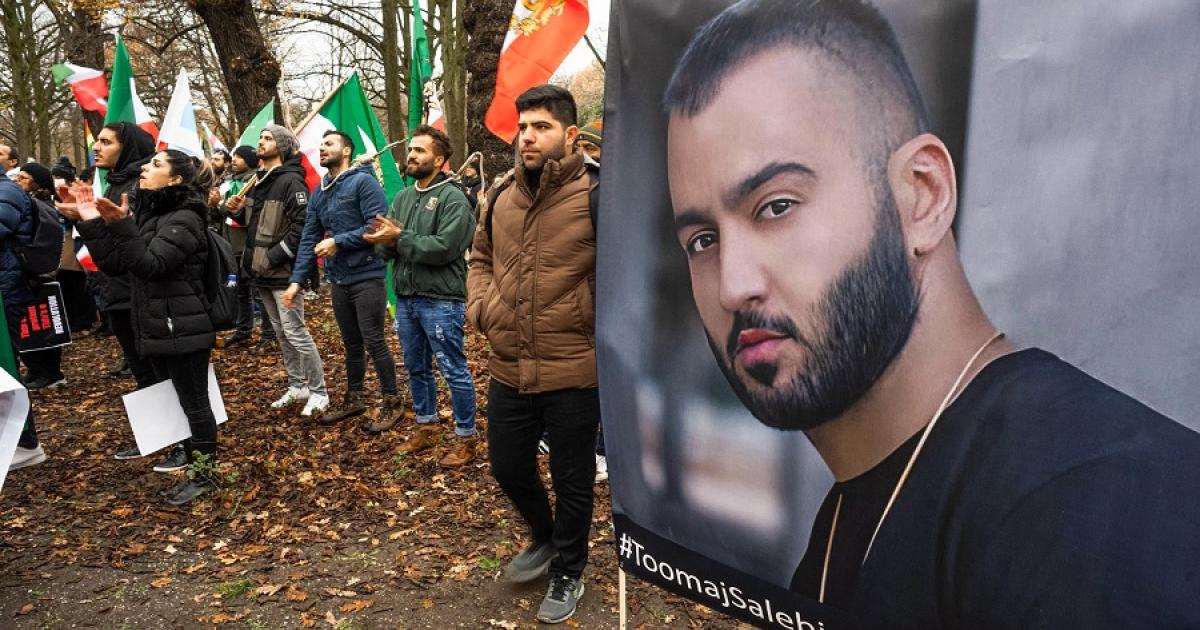 دعوات لمسيرة في باريس للإفراج عن مغني راب إيراني يواجه حكما بالإعدام
