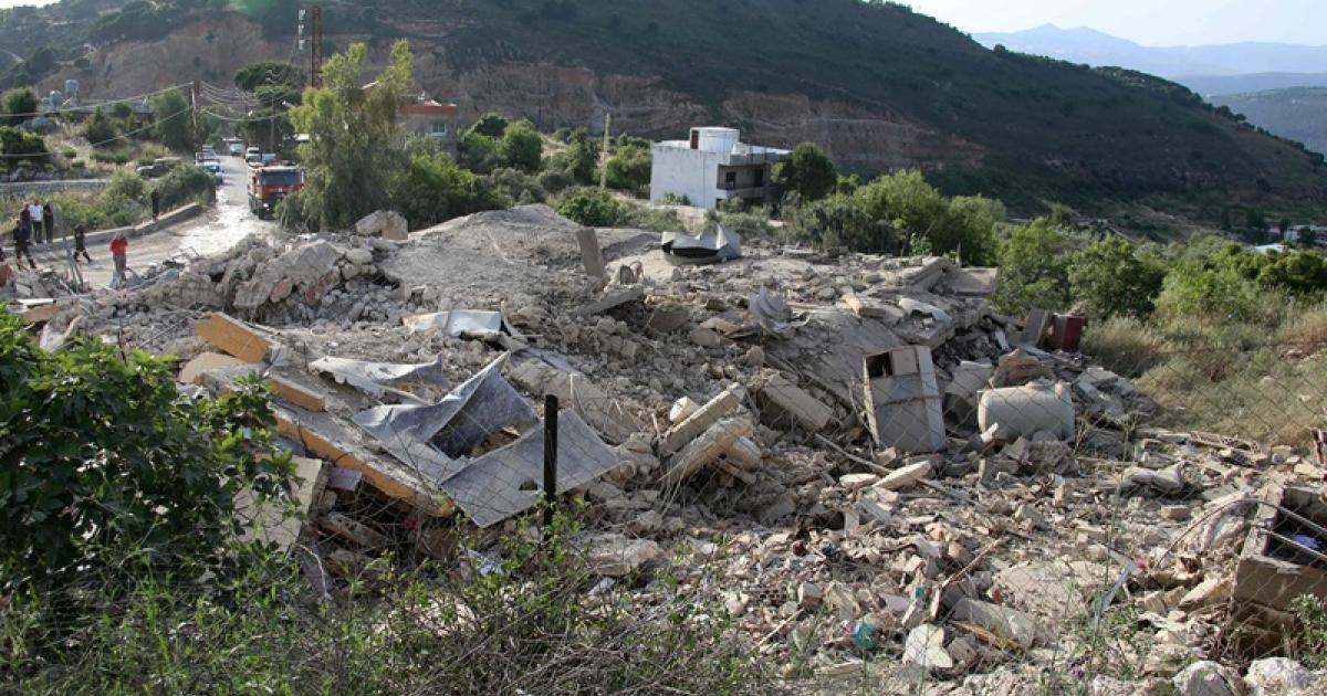 أهالي جنوب لبنان يستغلون تشييع القتلى لتفقد منازلهم أو حطامها
