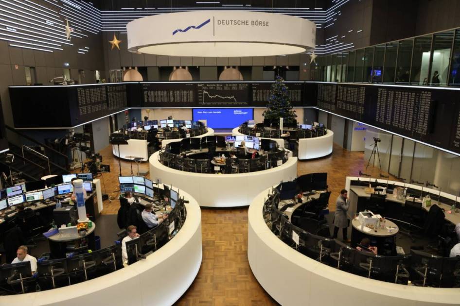 ضغوط استهلاكية تهوي بأسهم أوروبا والذهب يستعيد بريقه