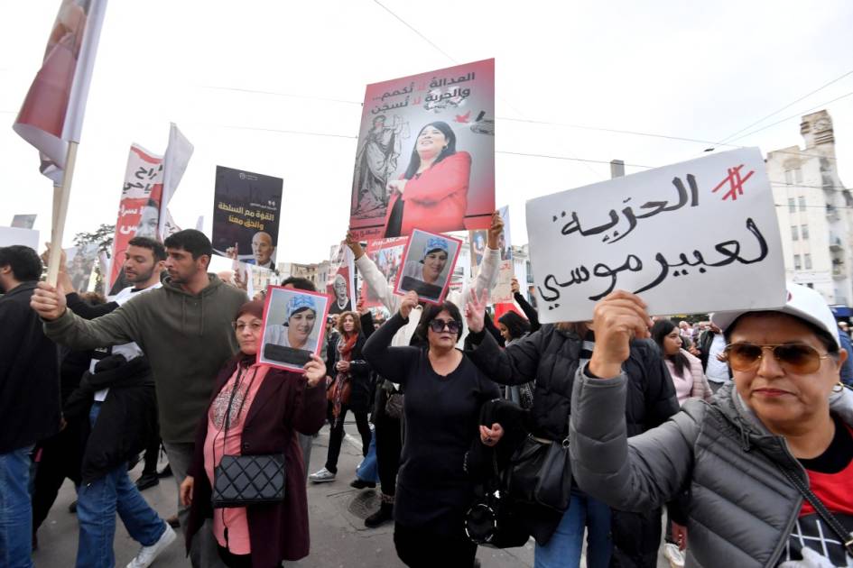 الرئيس التونسي في مرمى اتهامات بتقويض الديمقراطية 