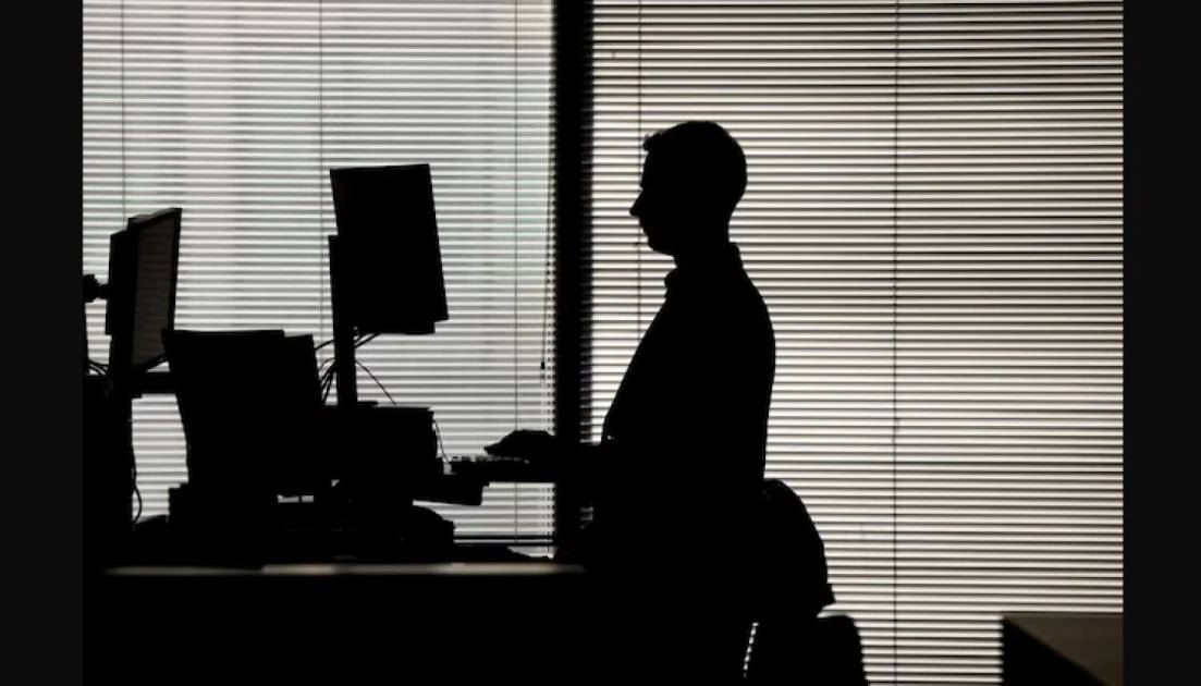 تفاقم قلة الحركة يرفع مخاطر السمنة وأمراض القلب والسرطان، لكن إدخال أطعمة محددة في النظام الغذائي قد يخفف بعض آثار الجلوس الطويل. تعرفوا إليها 