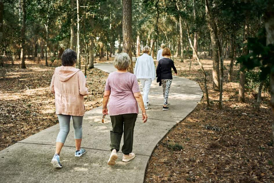 ليس 10 آلاف خطوة شرطاً للصحة! أبحاث حديثة تكشف أن نزهات قصيرة من 10 15 دقيقة، مع دفعات سريعة من المشي، قد تُخفض مخاطر أمراض القلب بشكل ملحوظ، خصوصاً لدى قليلي الحركة 