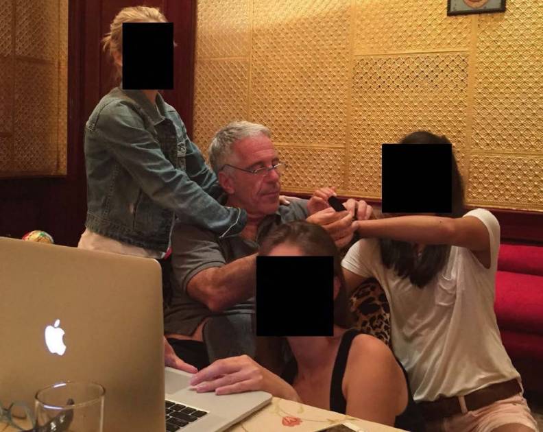 نواب ديمقراطيون في الكونغرس ينشرون 68 صورة جديدة من ملف جيفري إبستين، تشمل بطاقات هوية لنساء من دول عدة وصوراً تجمعه بشخصيات بارزة مثل غيتس وتشومسكي وبانون 