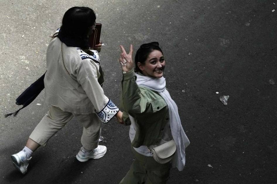 إيرانيات من دون حجاب والأمن "يغض البصر" 
