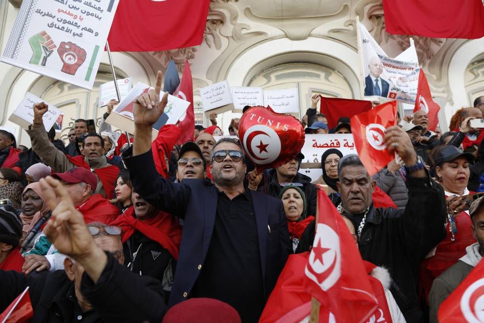 هل أصبح الشارع في تونس رهان السلطة والمعارضة على حد سواء؟ وهل يمكن التعويل على الشارع في غياب تأطير الأحزاب والمنظمات؟ 