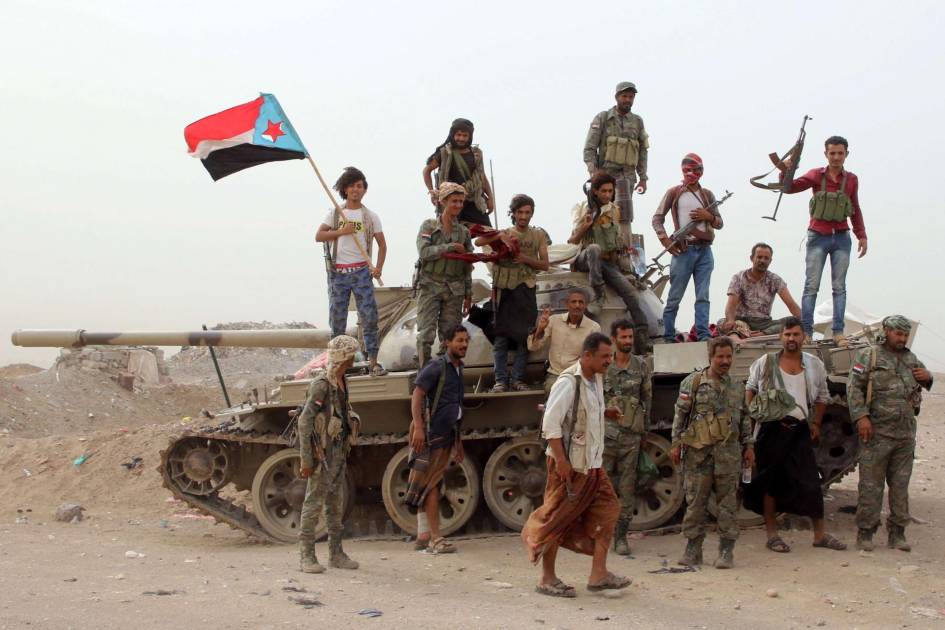 هل يمهد "الانتقالي الجنوبي" لإعلان دولة الجنوب أم يناور سياسياً تحت غطاء أمني؟. من التحركات العسكرية شرق اليمن، إلى اصطفاف وزراء في الحكومة الشرعية، مروراً بموقف الرياض ودور حضرموت والمهرة تقرير يقرأ المشهد 