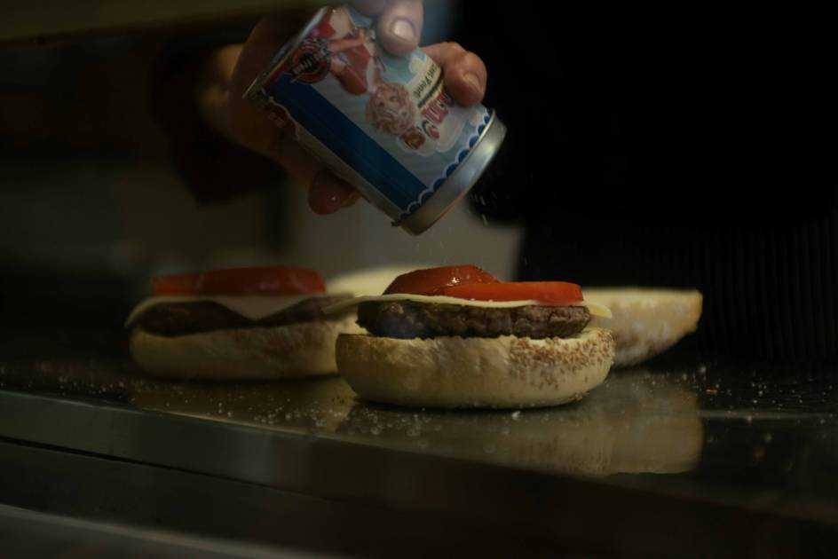 دراسة جديدة تحذر: الإفراط في تناول الأطعمة فائقة المعالجة مثل الوجبات الجاهزة ورقائق البطاطس واللحوم المصنعة يرتبط بزيادة خطر الإصابة بأورام غدية في الأمعاء قد تتحول لاحقاً إلى سرطان 