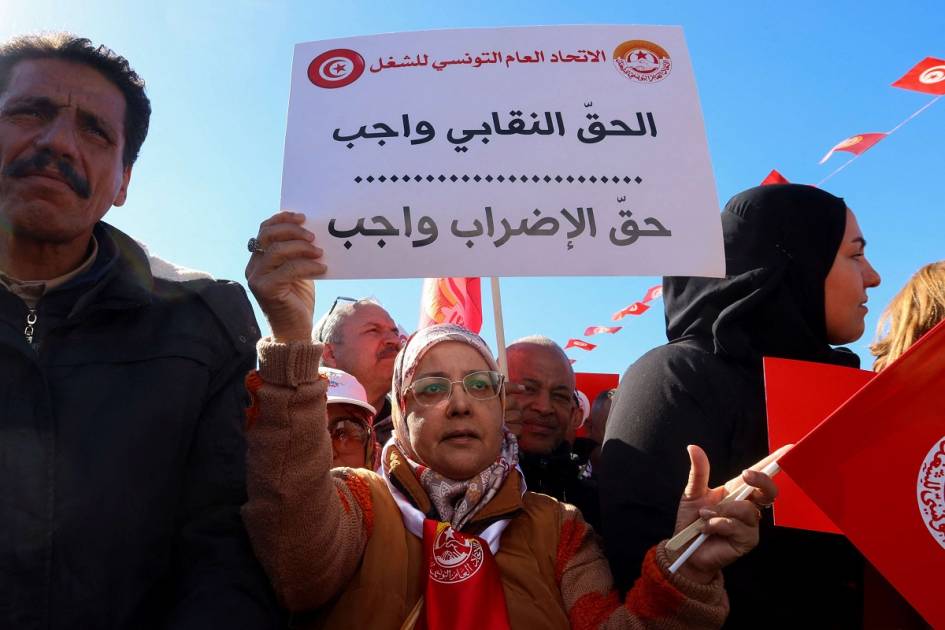 دخل الاتحاد العام التونسي للشغل، الذي يضمّ نحو مليون منخرط من العمال، في خلاف حادّ مع السلطات وصل حدّ تنفيذ إضرابات عامّة شلّت مجالات حيوية سيكون آخرها في الـ 21 من يناير المقبل 