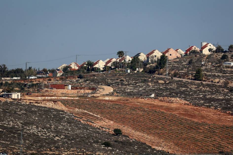 ينسقون هجماتهم على قمم التلال لطرد الفلسطينيين وضمان وجود يهودي متواصل في مناطق استراتيجية... كيف يقضم المستوطنون الكعكة المقدسة؟ 