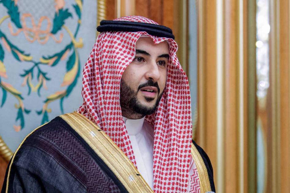 وزير الدفاع السعودي يدعو "الانتقالي الجنوبي" إلى مغادرة معسكرات حضرموت والمهرة 