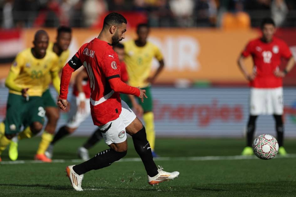شهدت كأس الأمم الأفريقية مفاجآت مبكرة بتعثر المغرب بالتعادل مع مالي وتأهل مصر سريعاً للدور الـ16 بفضل انتصارين متتاليين، مما أعاد الحسابات في صراع الصدارة وأشعل المنافسة القارية #كأس_أمم_أفريقيا 