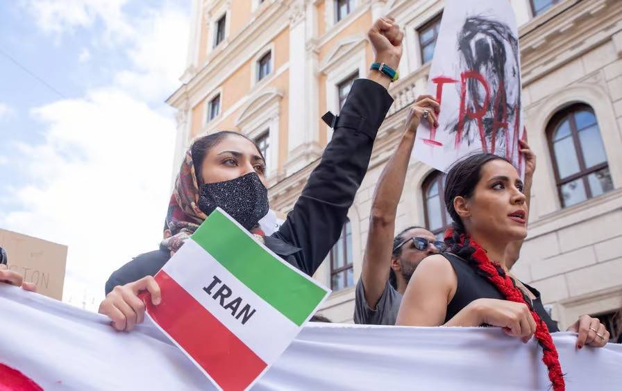كيف ينظر الغرب إلى انتفاضات الإيرانيين؟ 