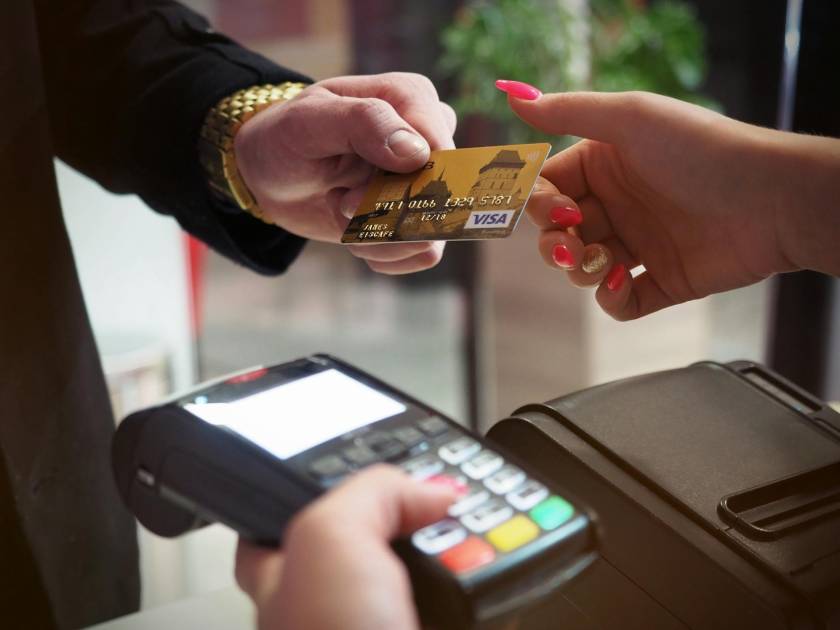 إحدى أقوى الحيل النفسية التي تستخدمها بطاقات الائتمان هي إيهام المستهلك بأنه لا ينفق نقوداً على الإطلاق. يطلق علماء الاقتصاد السلوكي على هذه الظاهرة اسم "فك ارتباط الدفع"، أي فصل فعل الشراء عن ألم الدفع 