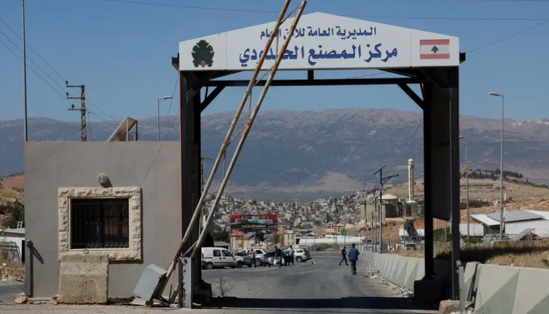 قال مصدر لبناني مطلع إن الجيش الإسرائيلي امتنع عن قصف معبر حدودي رئيس بين سوريا ولبنان بعدما ضغطا على الولايات المتحدة في شأن ضرورة إبقائه مفتوحاً 