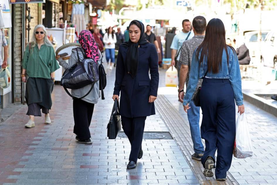 الحياة في إيران تحت ضغط اقتصادي غير مسبوق. ارتفاع التضخم وتدهور العملة يدفعان المواطنين إلى بيع ممتلكاتهم، وحتى الذهب، لتأمين احتياجاتهم اليومية. الأسعار تقفز بشكل قياسي، والحلول تتجه نحو الشراء بالديون، وسط مخاوف من سيناريوهات تضخم أكثر حدة واتساع الفجوة المعيشية 