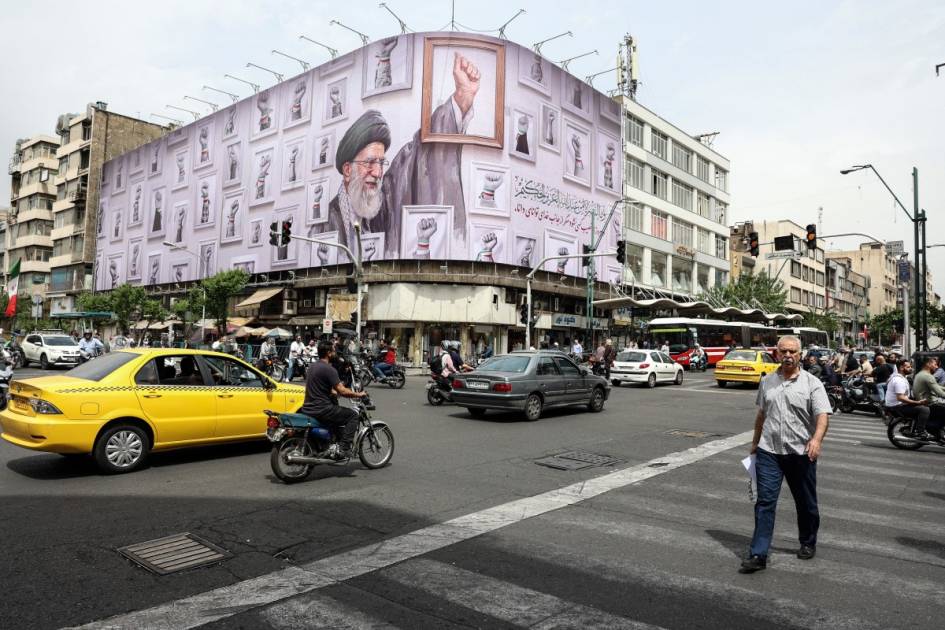 كيف تُدير إيران "أوراق الردع" في الإقليم بين لبنان والعراق واليمن؟. تعتبر طهران أن الجبهة اللبنانية ليست "ساحة نفوذ" فقط، بل ركيزة أساسية في معادلة الردع الإقليمي وشريك في تثبيت توازنها أمام إسرائيل وليس مجرد ذراع تابع. في المفاوضات، طرحت إيران ربط وقف إطلاق النار في لبنان بملفات أوسع، ما يعكس توظيف الجبهات المتعددة داخل مسار تفاوضي واحد يتجاوز الحدود الجغرافية. العراق يُقدَّم كامتداد مباشر لمنظومة الردع الإيرانية عبر الفصائل المسلحة، التي تتحرك ضمن هامش مرتبط بالقرار الإيراني وتُستخدم كأداة ضغط عند الحاجة. اليمن يُصنَّف كـ"احتياطي استراتيجي"، لم يُفعَّل في جولات التصعيد الأخيرة، في إشارة إلى سياسة ضبط استخدام الأوراق وتجنّب استنزافها مبكراً. اكتشف المزيد في تحليل معمّق لـ 