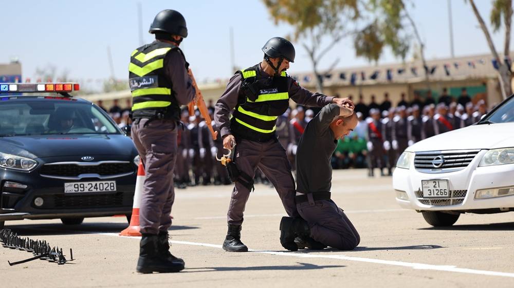 عبر تدريب 300 شرطي سوري الأردن يعزز حضوره الأمني في الجنوب السوري. الأردن خرّج دفعة من عناصر الشرطة السورية ضمن برنامج أمني مشترك شمل تدريبات مختلفة، وسط حديث عن نشرهم في محافظة السويداء 