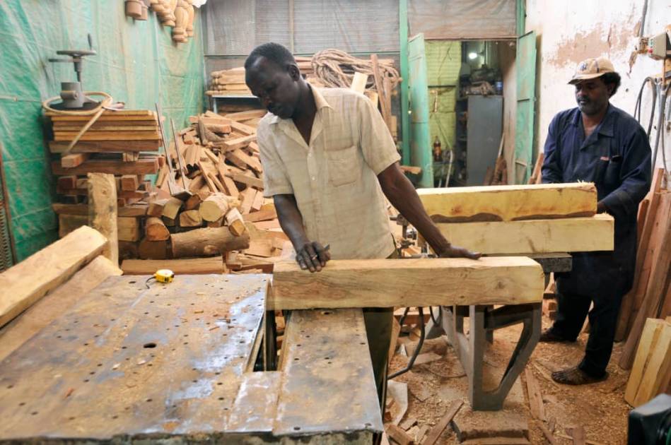 انتعاش ورش الحدادة في العاصمة السودانية يعزز آمال التعافي والإعمار