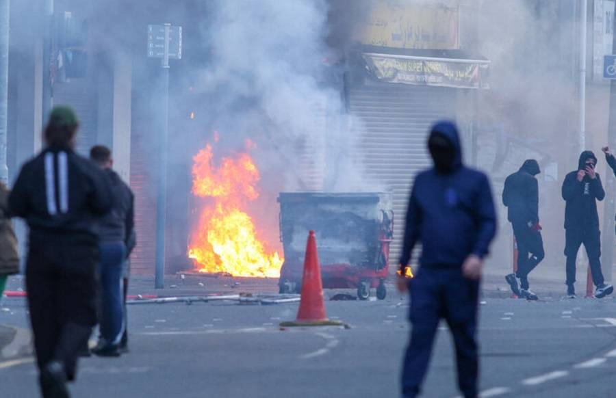حادثة طعن في بلفاست تشعل توترات واحتجاجات مناهضة للهجرة