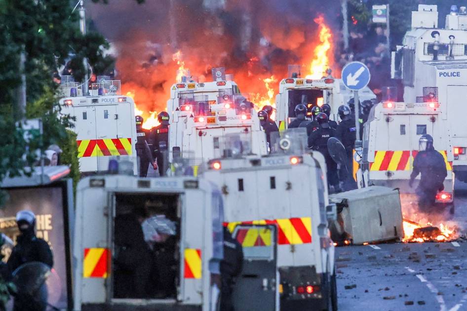 بلفاست تشهد ليلة ثانية من الشغب وسط تعزيزات أمنية مكثفة