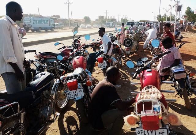 شح الوقود يشل حركة السودانيين ويُضاعف معاناتهم