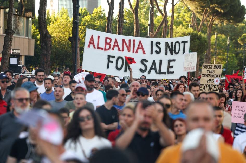 غضب شعبي في ألبانيا ضد مشاريع مرتبطة بصهر ترمب. نحو 200 محتج اقتحموا موقع مشروع سياحي فاخر شمال ألبانيا ودمروا الأسوار المعدنية والأسلاك الشائكة المحيطة به. المحتجون رفعوا الأعلام الألبانية وهتفوا "ثورة" وسط مناوشات محدودة مع الشرطة. المشروع يأتي ضمن سلسلة استثمارات سياحية تواجه اعتراضات متزايدة بسبب مخاوف بيئية واتهامات بمصادرة الأراضي. احتجاجات متواصلة أيضاً ضد منتجع فاخر مدعوم من شركة مرتبطة بـ جاريد كوشنر، صهر الرئيس الأميركي دونالد ترمب، قرب مدينة فلورا الساحلية. سكان محليون يؤكدون أن أراضي نحو 200 عائلة جرت مصادرتها لصالح المشروع من دون تعويض عادل. الحكومة الألبانية منحت المشروع صفة "مستثمر بوضع خاص"، ما أثار مزيداً من الجدل بين الأهالي. ملاك الأراضي المحتجون توعدوا بمواصلة التحركات حتى استعادة حقوقهم أو الحصول 