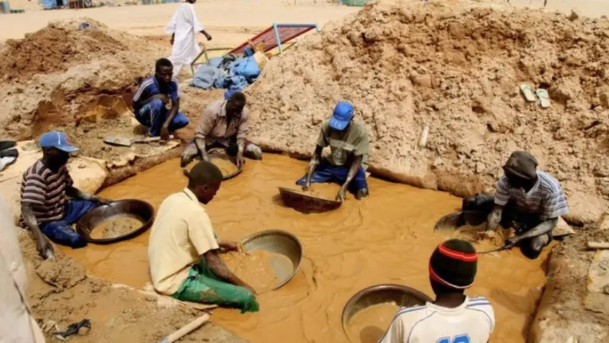 غارات جوية تقتل وتصيب العشرات من المنقبين عن الذهب في شمال السودان
