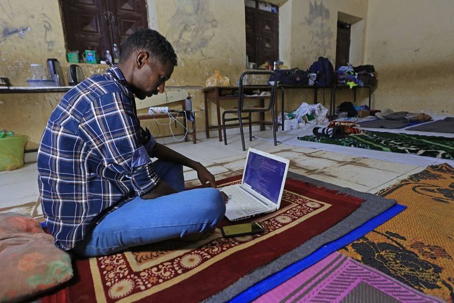 الفضاء الرقمي ملاذ الشباب السوداني بعد انهيار سوق العمل