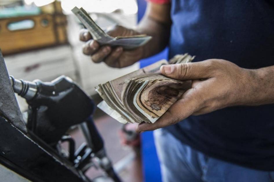 المصريون يترقبون "صدمة الوقود"... هل ترتفع أسعار البنزين والسولار؟