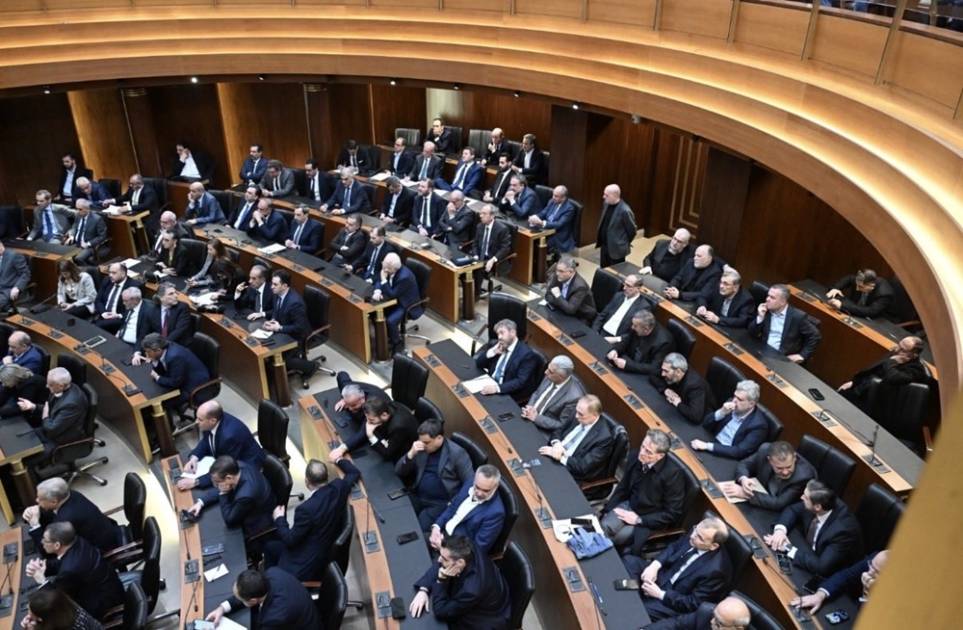 أجواء مشحونة في البرلمان اللبناني في أولى جلساته منذ مارس