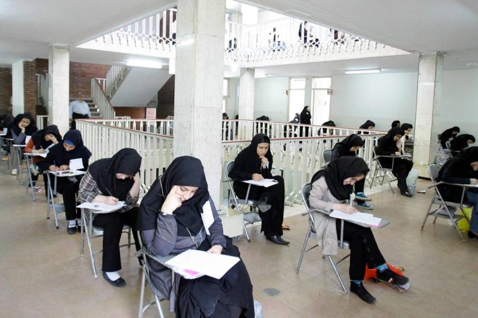 طلاب إيران يؤدون الاختبارات تحت وطأة الحرب