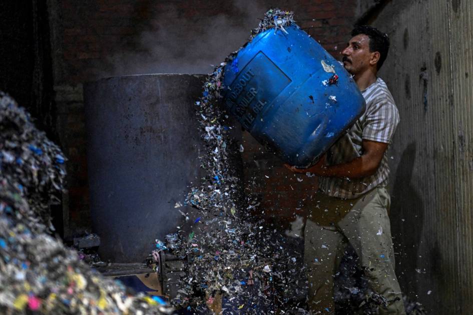الحرب تجفف إمدادات البلاستيك وتنعش تدوير النفايات في مصر