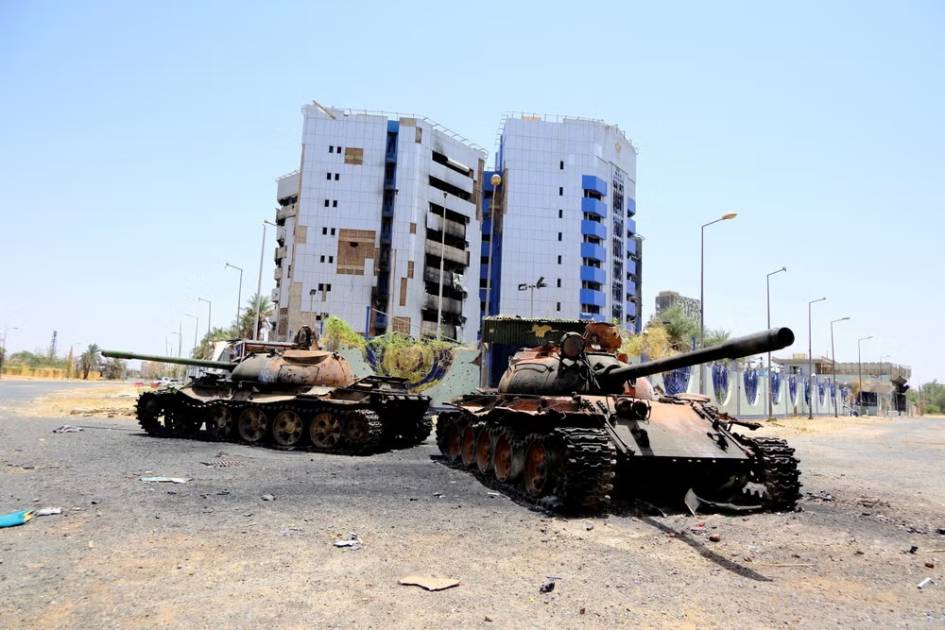 عقوبات بريطانية تكشف شبكة تمويل الحرب في السودان: الذهب المهرب وقود للنزاع