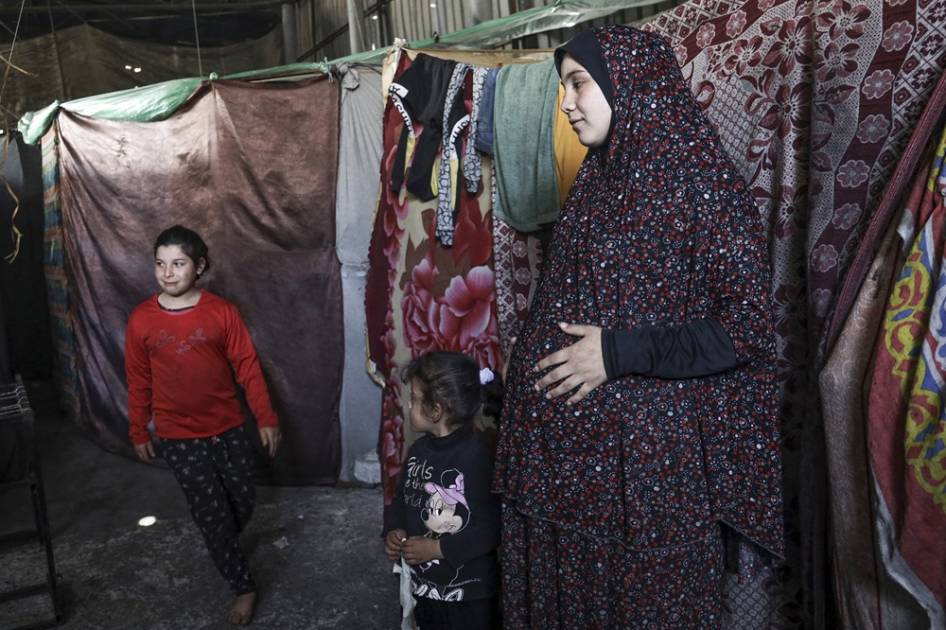 وسائل النقل البدائية تقسو على أجساد النساء في غزة