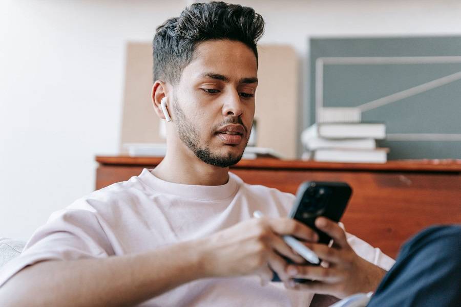 "الريلز" يجمد الدماغ ويبلد المشاعر