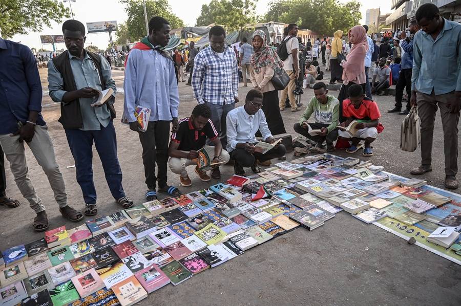 السودانيون يستنشقون رائحة الكتب بين غبار المعارك
