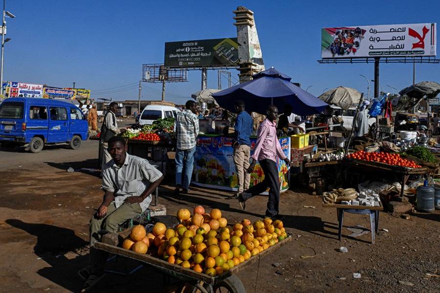 الأسر السودانية تقلص قائمة احتياجاتها مع انهيار القدرة الشرائية