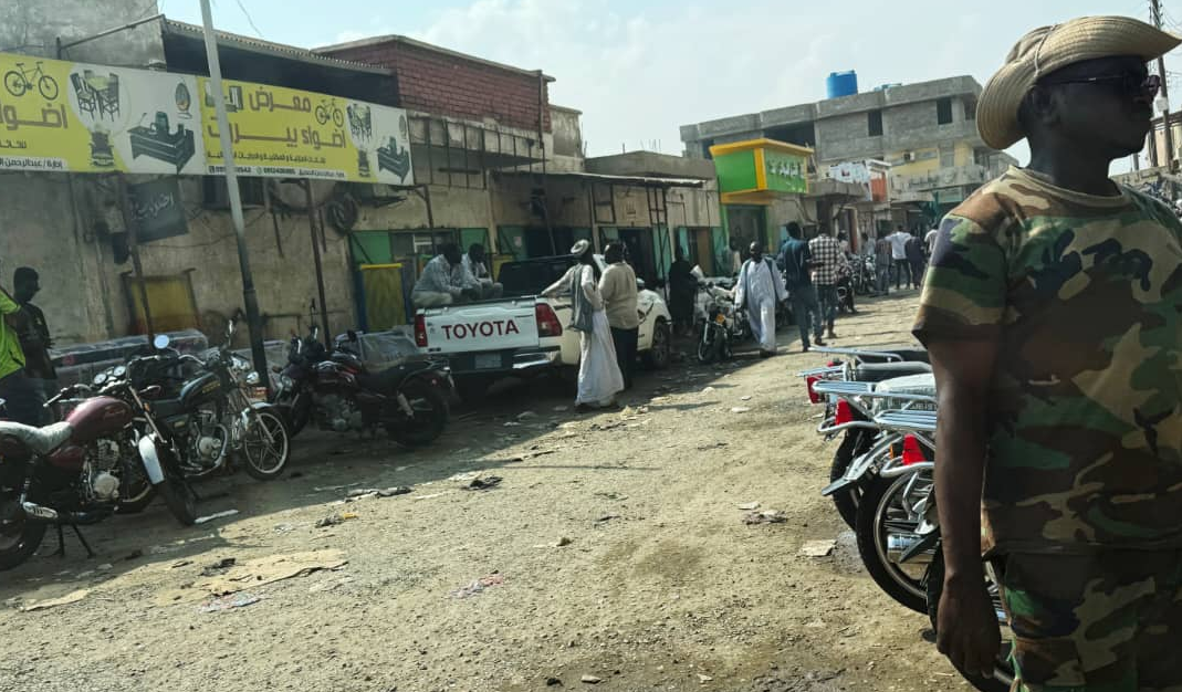 فوضى في أطراف الخرطوم... مجموعات بالزي العسكري تروع السكان