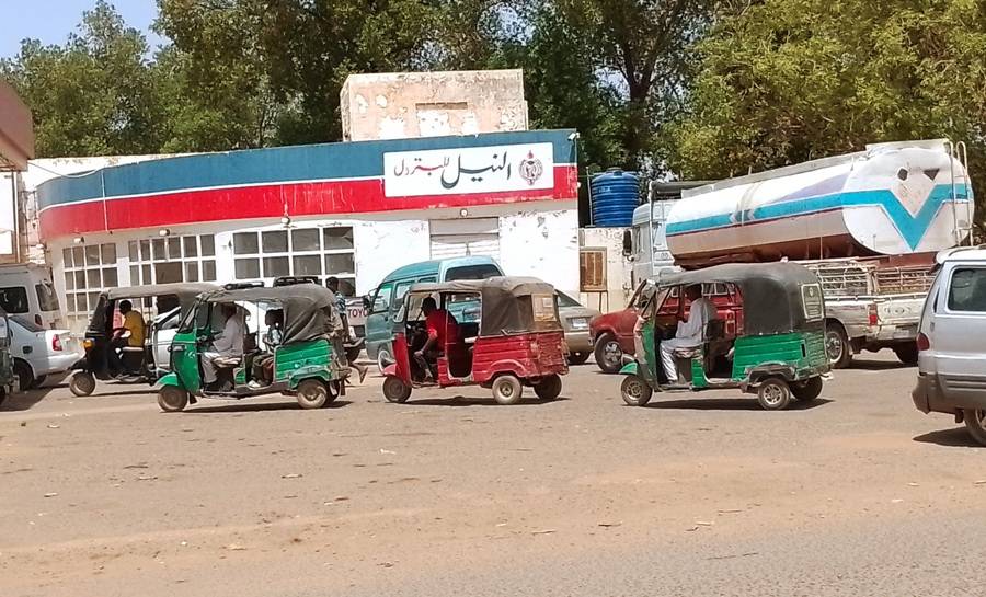 أزمات متلاحقة تزيد ضغوط الحياة المعيشية على السودانيين