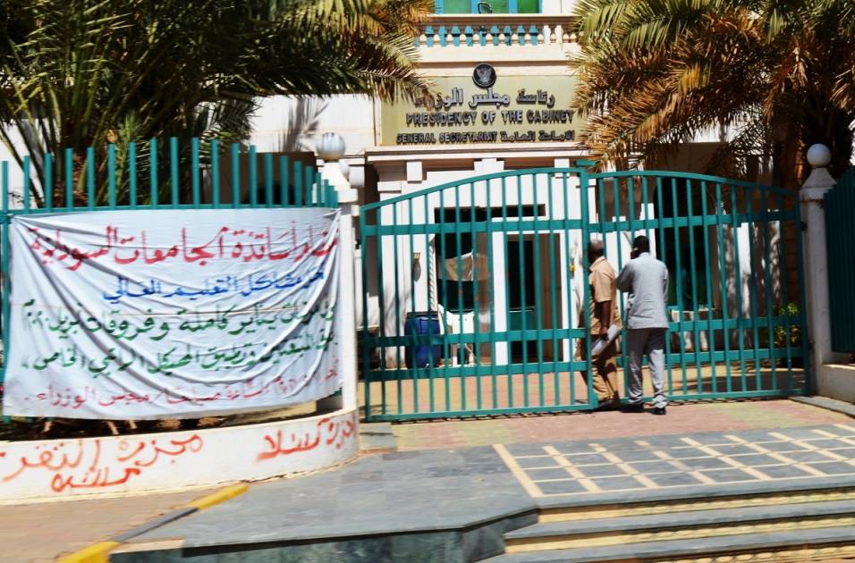 موظفو السودان يسابقون الأزمات للعودة إلى مكاتبهم